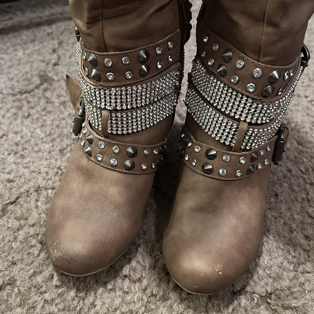 Boots - Picture 3 of 7